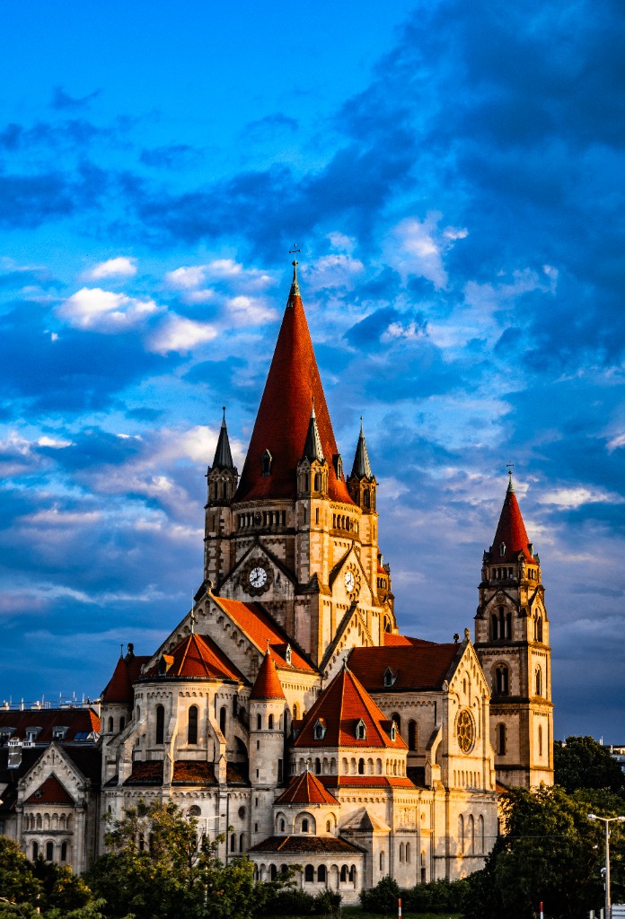 Kirche im Gegenlicht mit warmem Stein und tiefblauem Himmel
