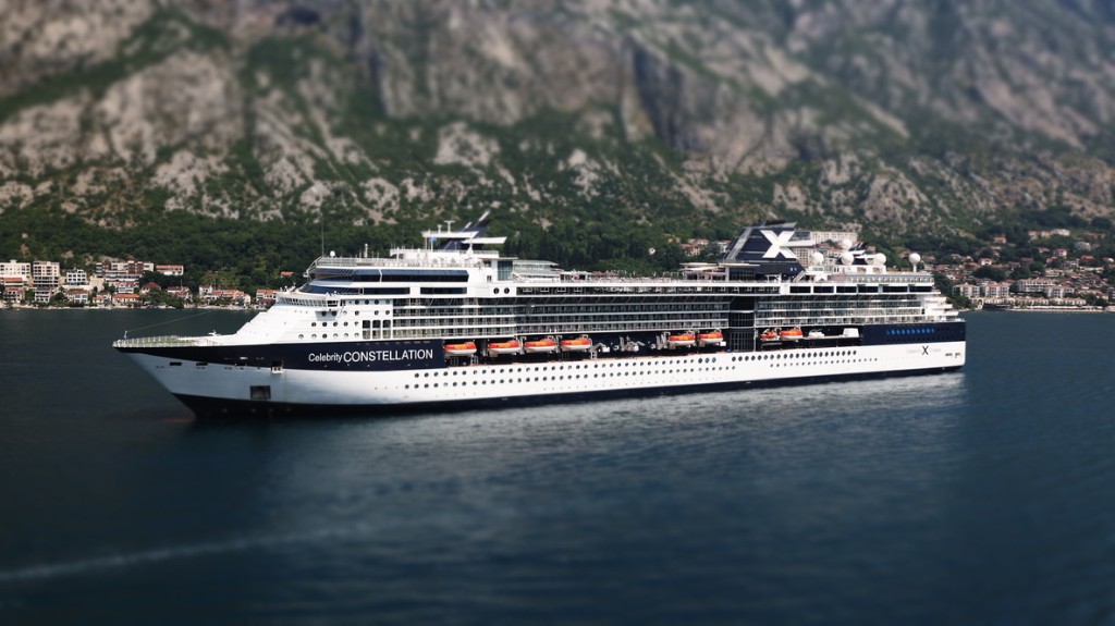 Kreuzfahrtschiff vor Bergen, weichgezeichnet wie ein Modell