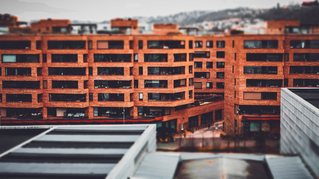 Städtischer Ziegelbau mit flacher Schärfe, wie ein Modell