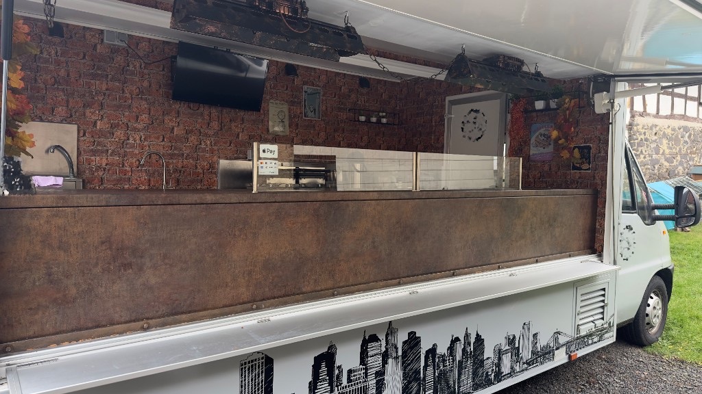 Offene Verkaufsklappe des Waffle.Town Foodtrucks